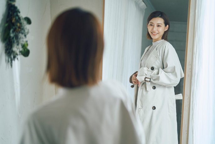 鏡の前に立っている女性の画像です。