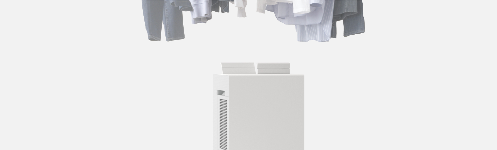 特長「部屋干しに役立つ機能」ページのメインビジュアル（除湿機が洗濯物の間に風を送っている画像）です