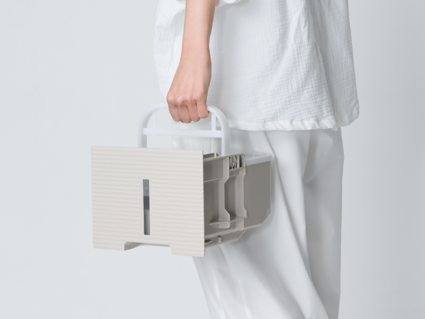 タンクを持ち運びしている画像です