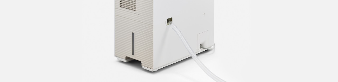 除湿機にホースをつないで排水している画像です