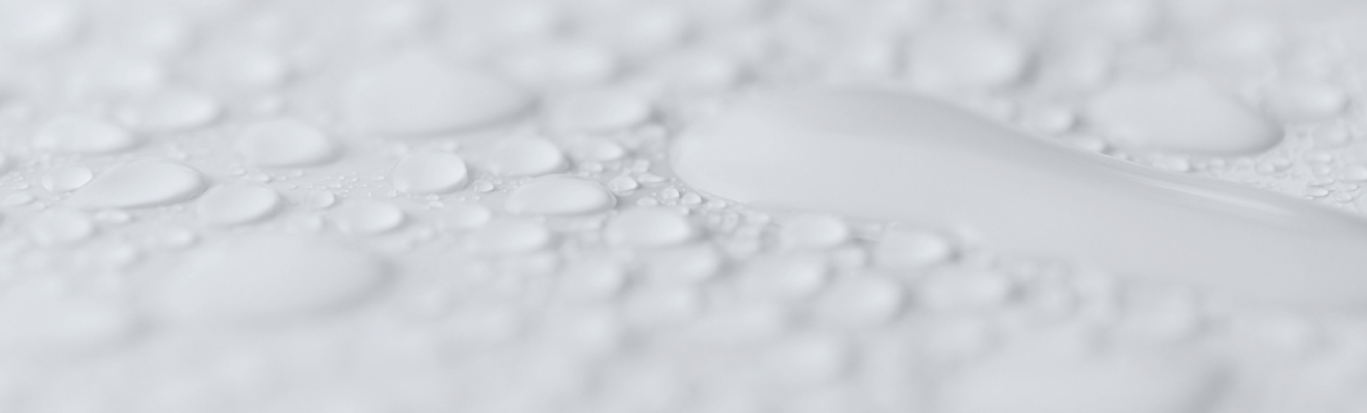 特長「便利」ページのメインビジュアル（水滴の画像）です