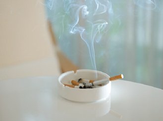 タバコから煙が出ている写真です。
