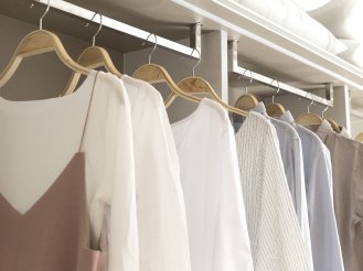 クローゼットの中に衣類が並んでいる画像です。