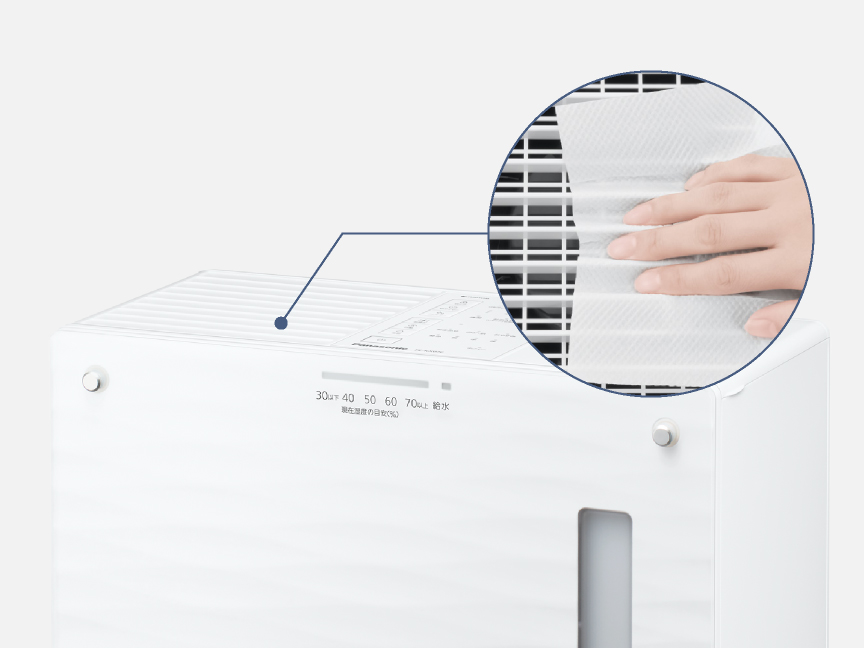 ルーバーの溝を拭き掃除している画像です