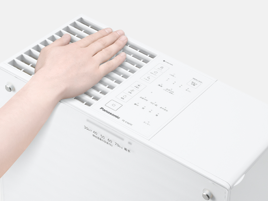 加湿機の吹き出し口に手を置いて、安全性を表している画像です