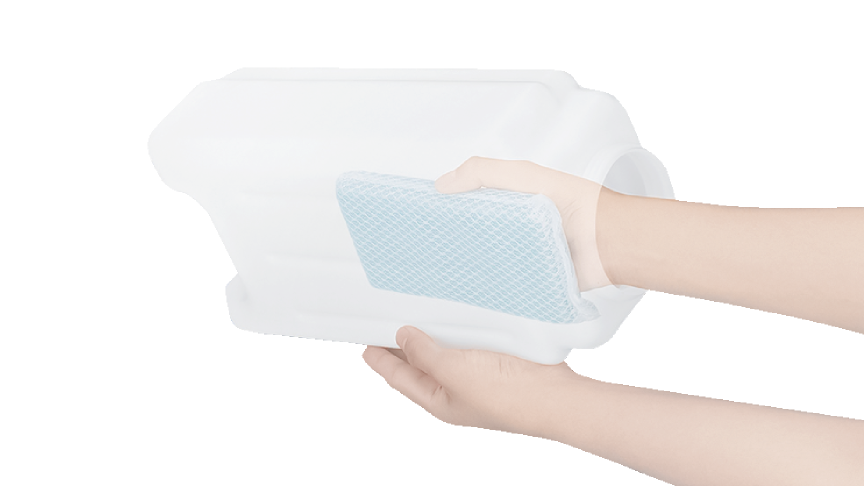 広口タンクの中に手を入れてスポンジで洗っている画像です