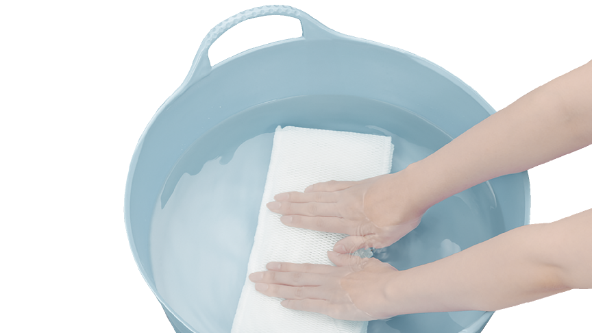 加湿フィルターを押し洗いしている画像です