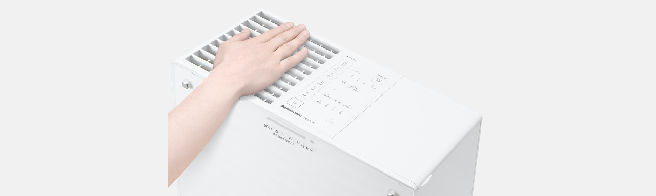 加湿機の吹き出し口に手を置いて、安全性を表している画像です