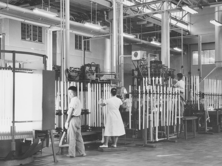 蛍光灯工場での作業風景