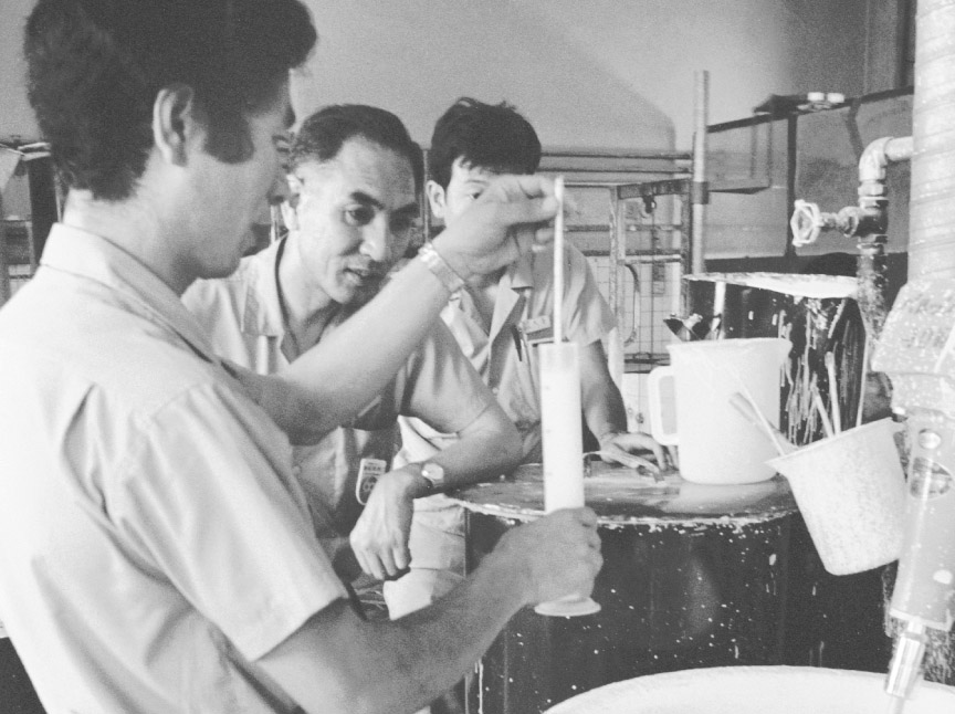 1978年6月19日 世界初のパルック丸型蛍光灯の生産のため、蛍光体の調合に取り組む松下電子工業・高槻工場