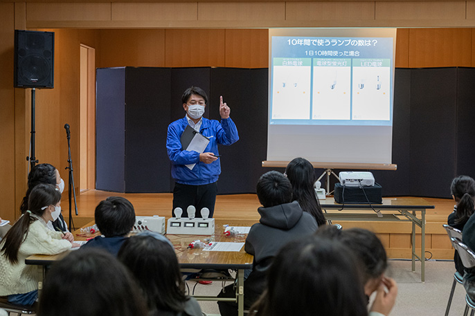 写真：子どもたちにランプのしくみをレクチャー