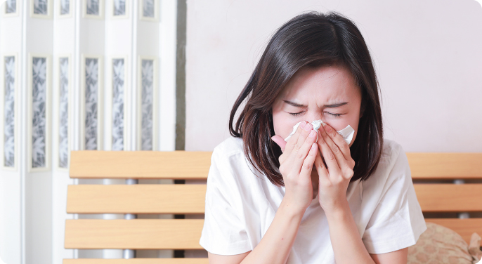 画像：くしゃみする女性のイメージ