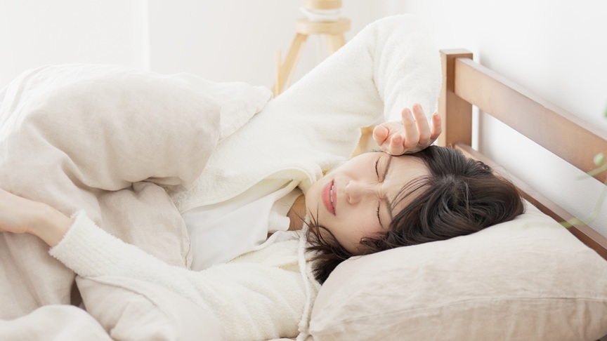 写真：寝苦しそうな女性の画像