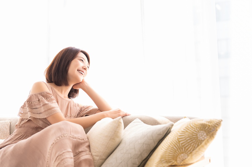 写真：部屋で快適そうにしている女性