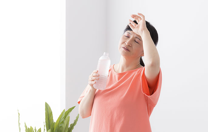 写真：水分を摂取する女性