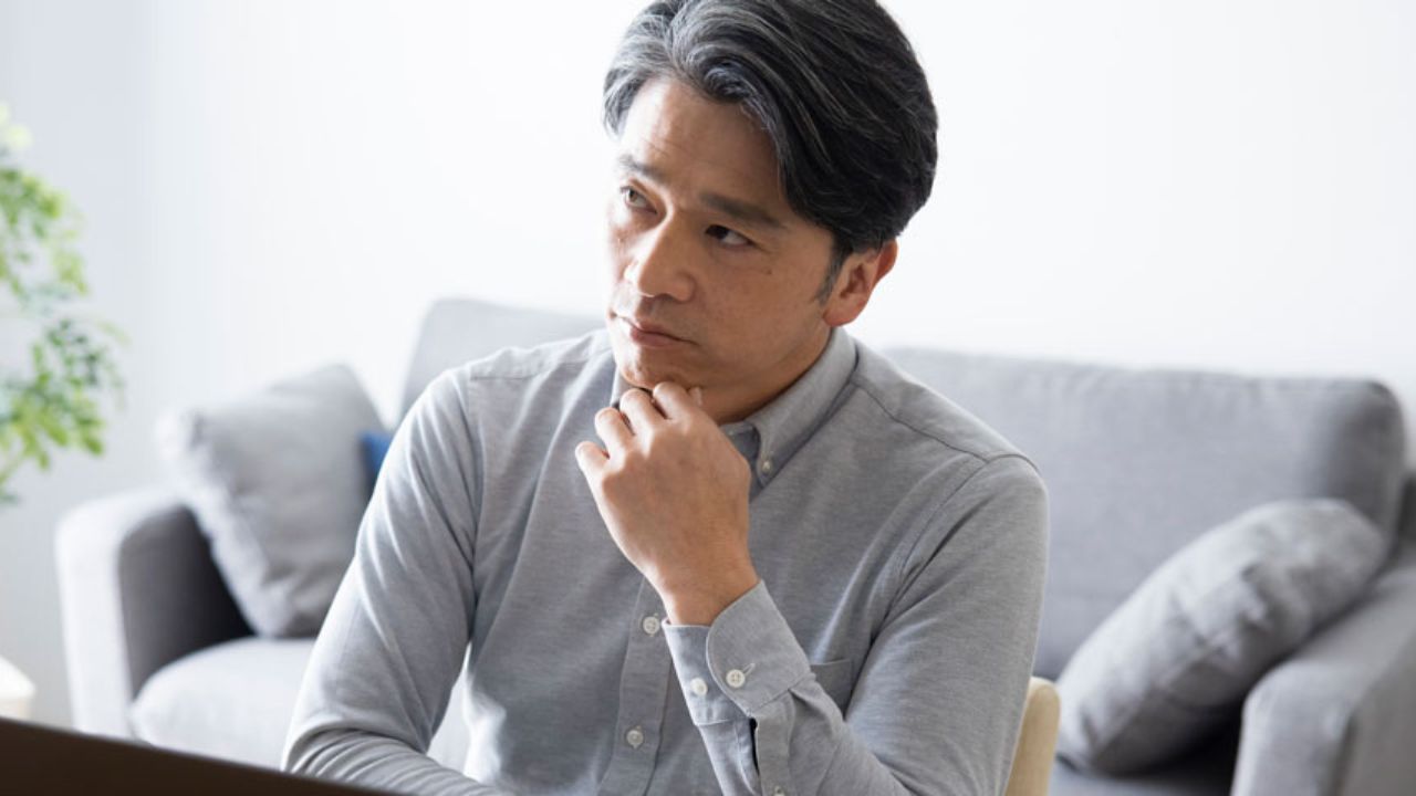 考え込んでいる男性の写真