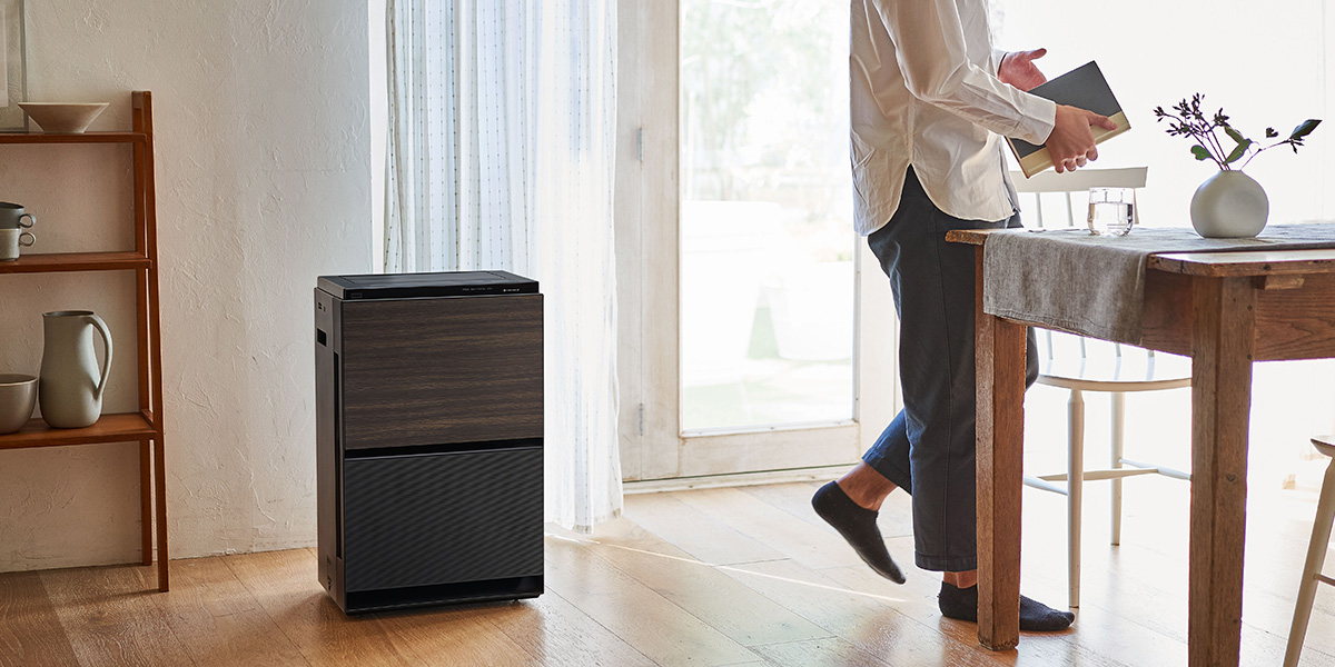 写真：リビングの窓際に空気清浄機を置いているイメージ