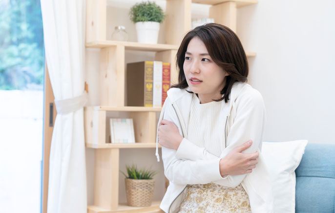 写真：寒がる女性のイメージ