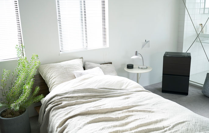 写真：加湿空気清浄機を置いた寝室