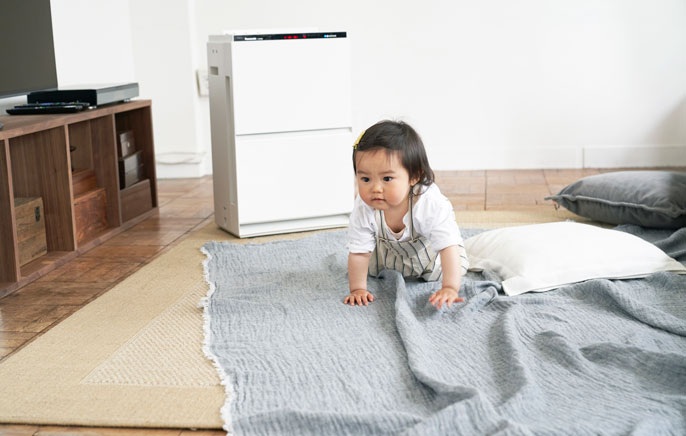 写真：赤ちゃんが床をはいはいしているイメージ