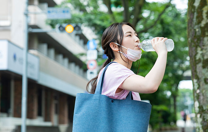 写真：水を飲む女性