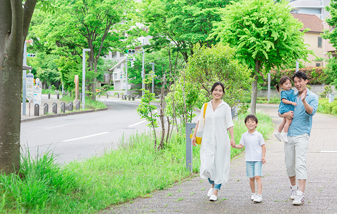 写真：散歩する家族