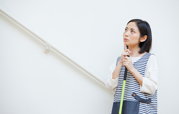 首をかしげる女性の写真