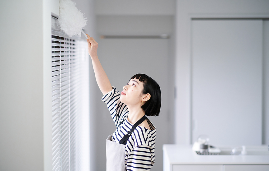 女性が掃除するイメージの写真