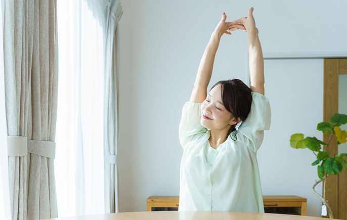 伸びをする女性の写真