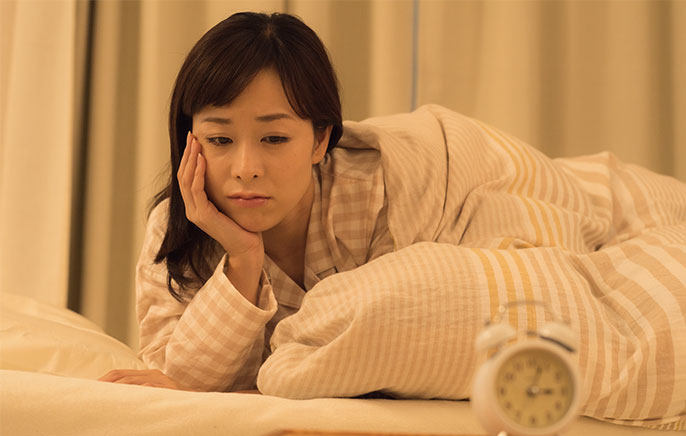 写真：睡眠に悩みを抱える女性のイメージ
