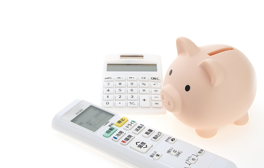 写真：リモコンと電卓と貯金箱