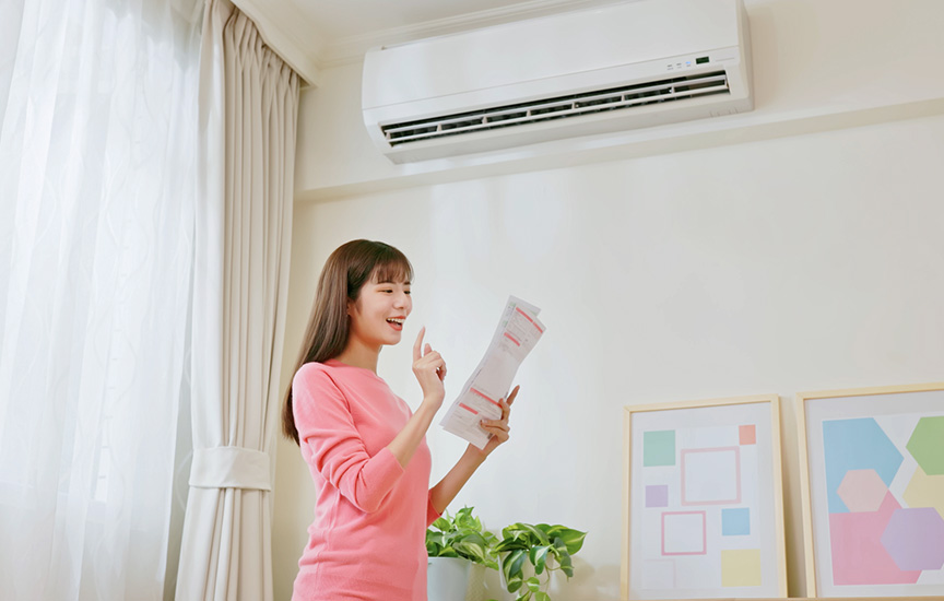 写真：電気代を確認する女性