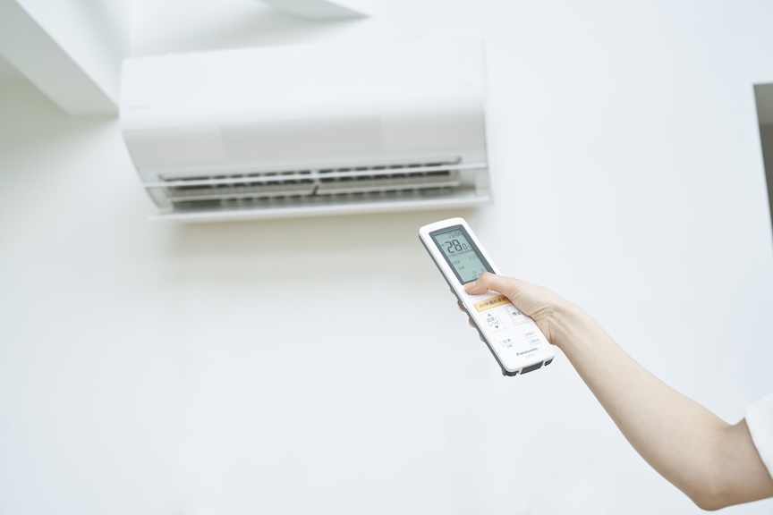 写真：エアコンを操作するイメージ