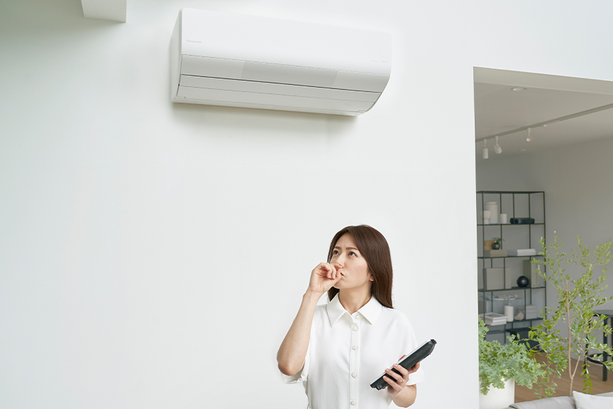 写真：部屋のニオイを気にする女性