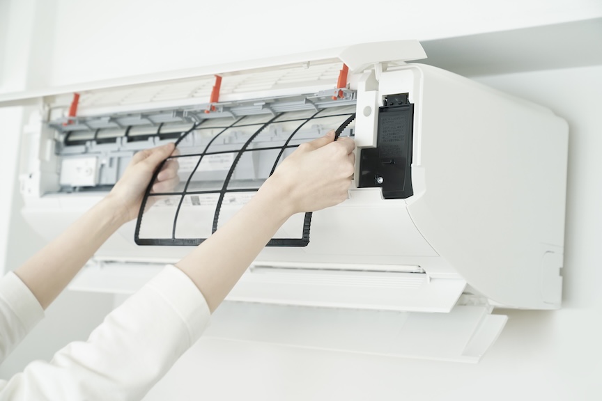 写真：エアコンのフィルターを外すイメージ