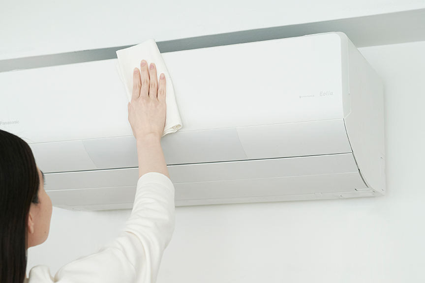 写真：エアコン本体の拭き掃除