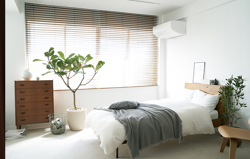 写真：日差しが差し込む寝室