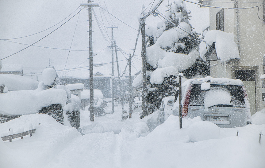 写真：雪が積もった道路