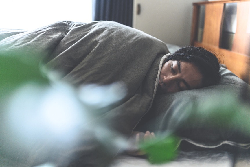 写真：布団にくるまる人のイメージ