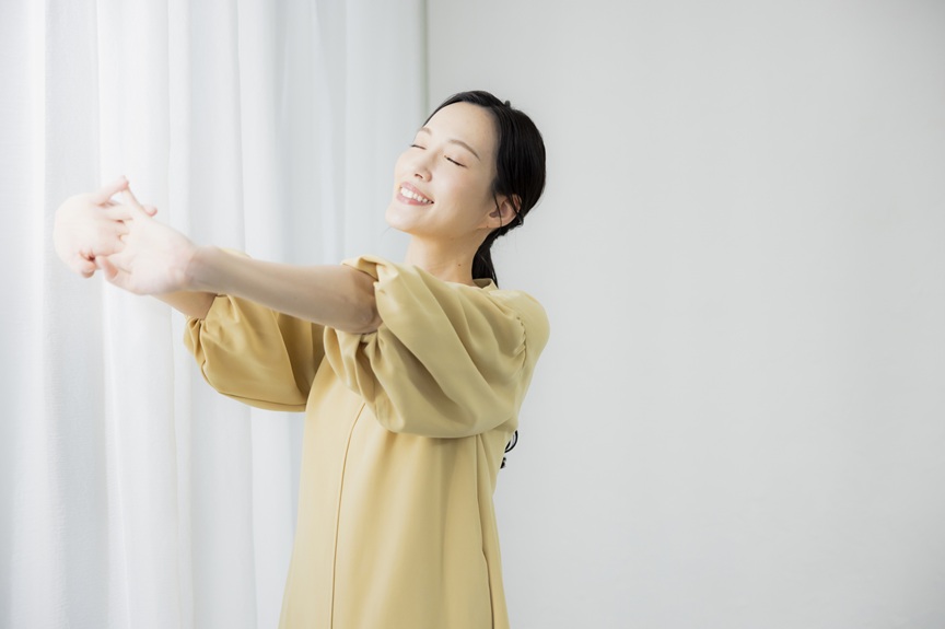写真：伸びをする女性のイメージ