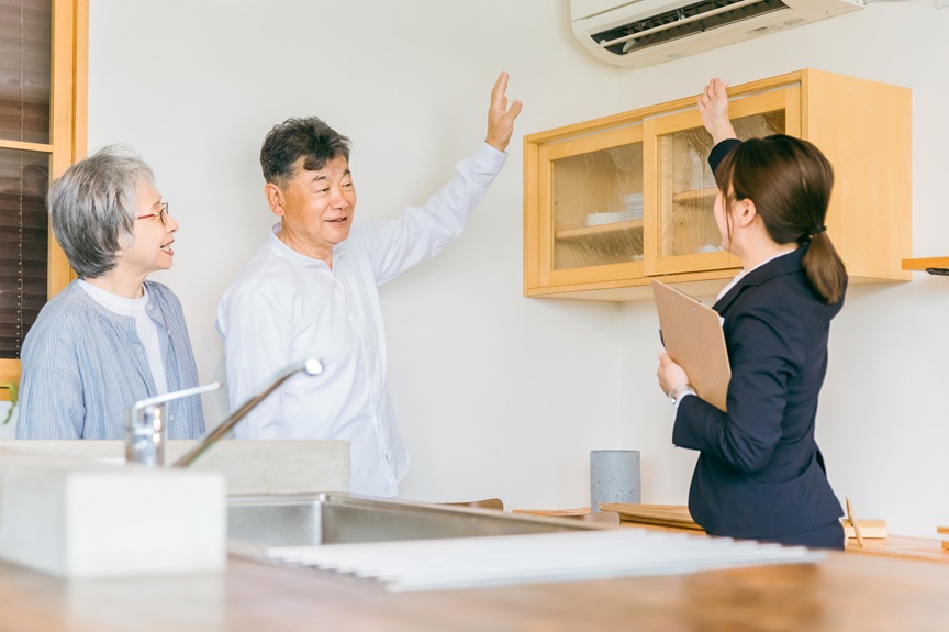 写真：エアコン選びについて相談しているイメージ