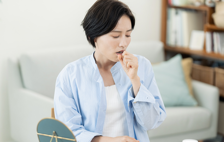 写真：急き込む女性のイメージ