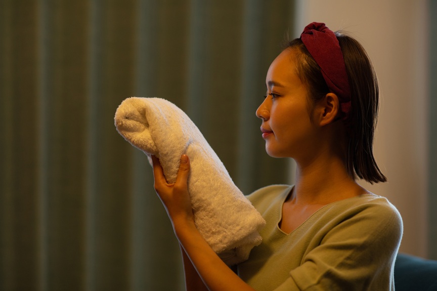 洗濯物を見ている女性の写真