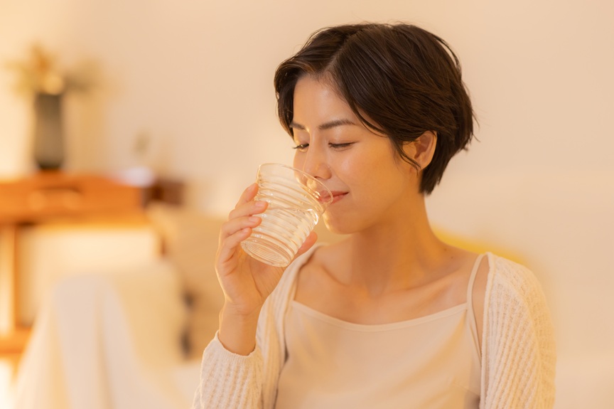 画像：水分補給している女性