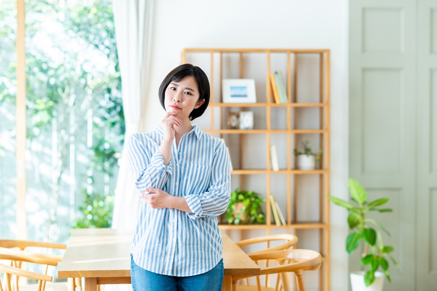 写真：悩んでいる女性