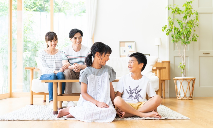 画像：リビングにいる４人家族