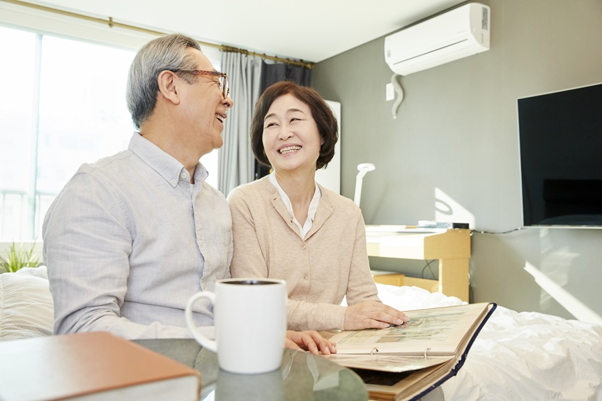 画像：リビングにいる夫婦