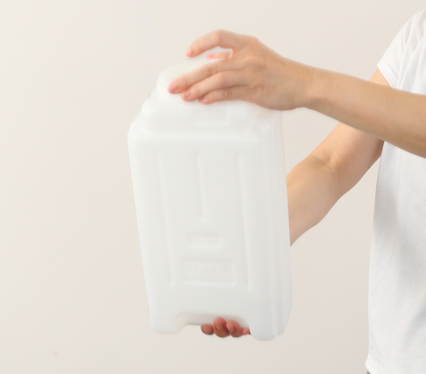 写真：加湿器のタンクを振り洗いしている画像