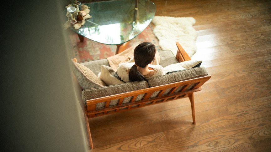 写真：女性がソファでくつろいでいる様子