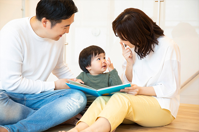 鼻に触れている子供と両親の写真